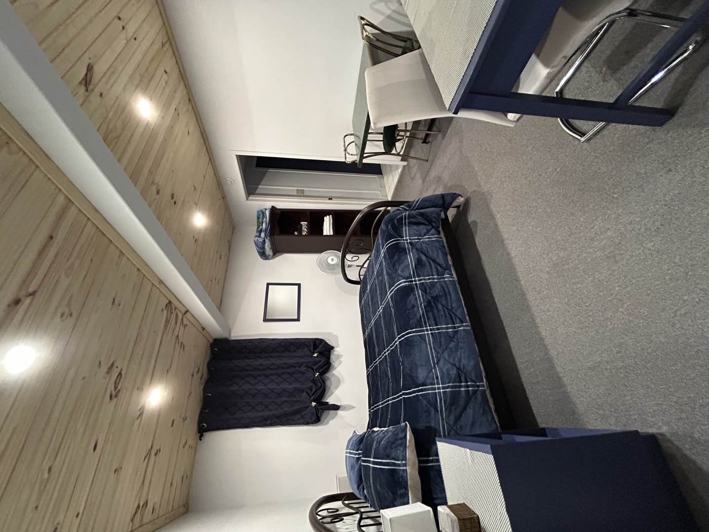 Chambre double avec salle de bain priv&eacute; (sous-sol)