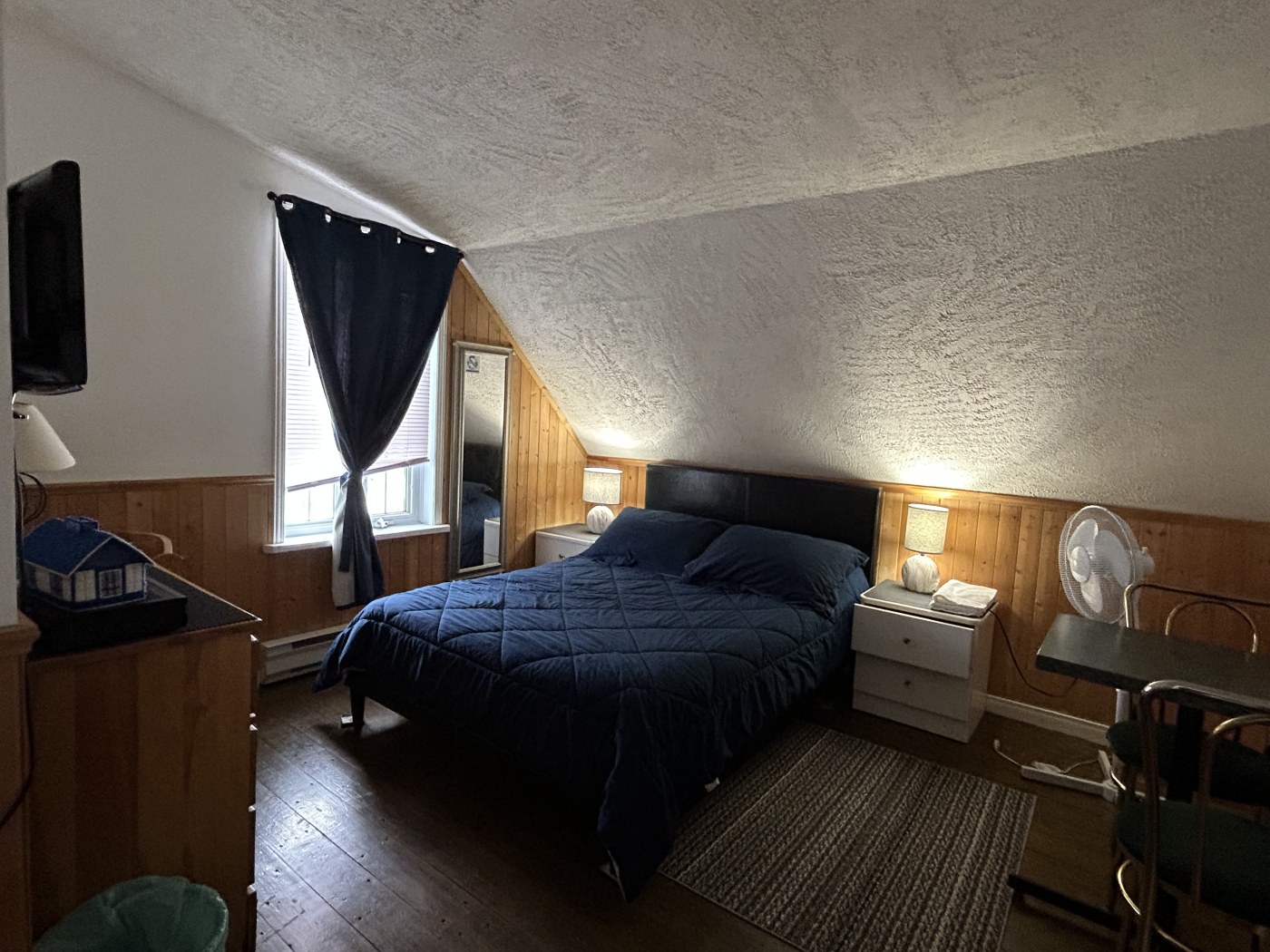 1 Lit double (salle de bain partag&eacute;)