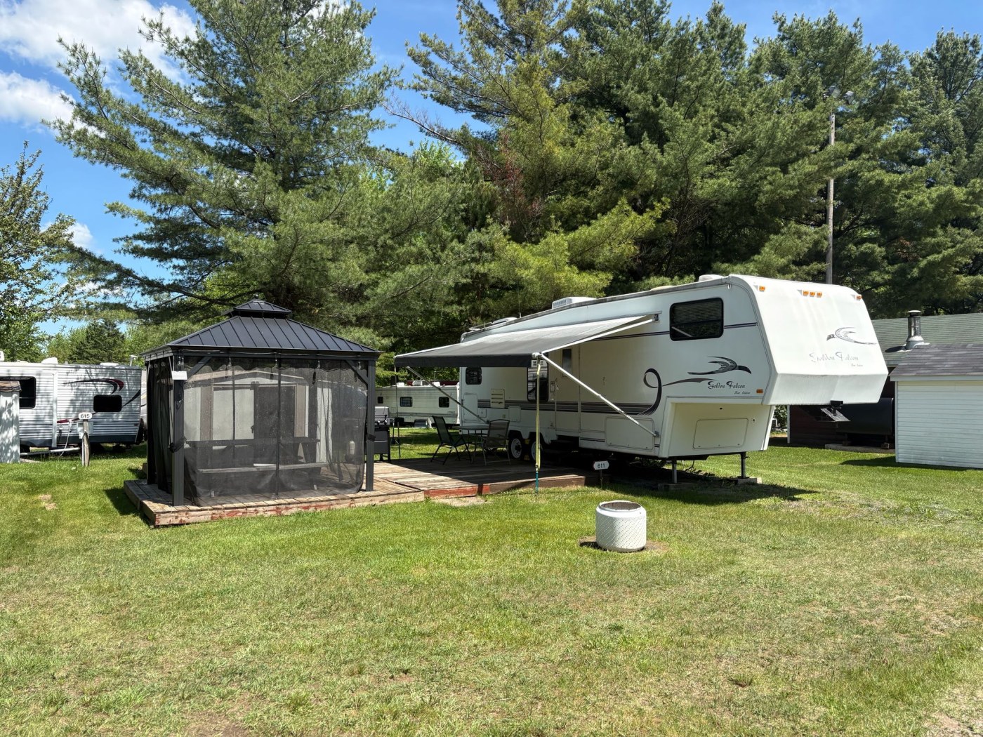 Fifth wheel Golden Falcon 4 personnes &mdash; lot 611